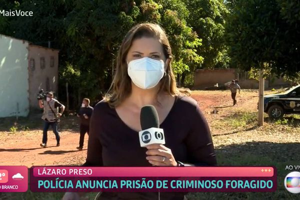 A repórter Giovanna Dourado, da TV Globo, foi flagrada ao fundo de uma transmissão ao vivo da Record fazendo uma dancinha