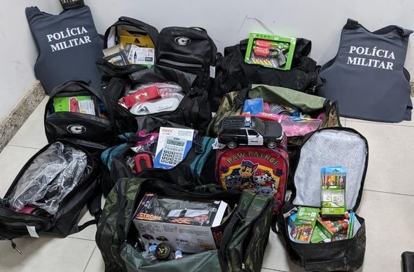 Segundo a Polícia Militar, os adolescentes entraram no estabelecimento pelo depósito, de onde furtaram bolsas e mochilas