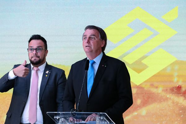 Jair Bolsonaro no lançamento do Plano Safra. Ao lado dele, um intérprete de Libras