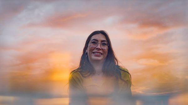 Mulher trans e funcionária da ONU: conheça Ariadne, personagem de 'Falas de Orgulho'