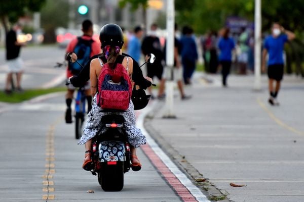 Motos elétricas circulando em Vitória por Fernando Madeira