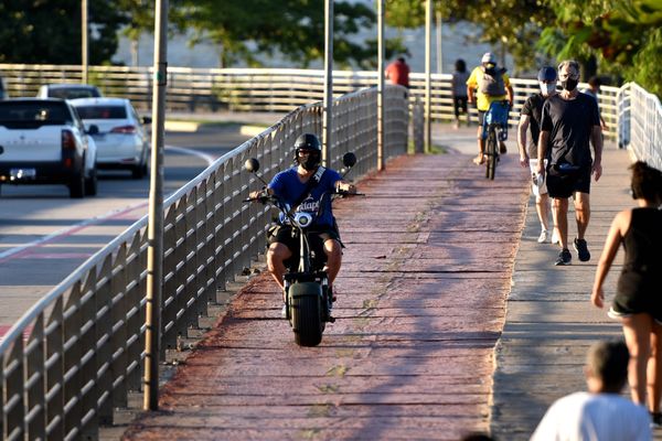 Motos elétricas circulando em Vitória por Fernando Madeira