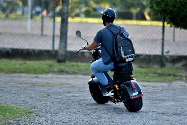 Motos elétricas circulando em Vitória por Fernando Madeira