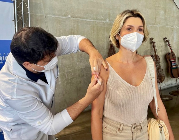 A atriz Flávia Alessandra foi vacinada contra a Covid-19