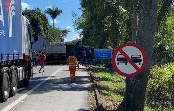 Acidente no limite entre os municípios de Fundão e Ibiraçu envolveu seis veículos por Leitor | A Gazeta