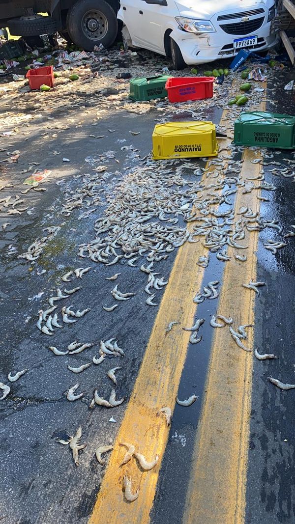 Acidente no limite entre os municípios de Fundão e Ibiraçu envolveu seis veículos por Leitor | A Gazeta