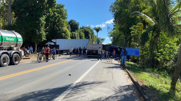 Acidente no limite entre os municípios de Fundão e Ibiraçu envolveu seis veículos por Leitor | A Gazeta