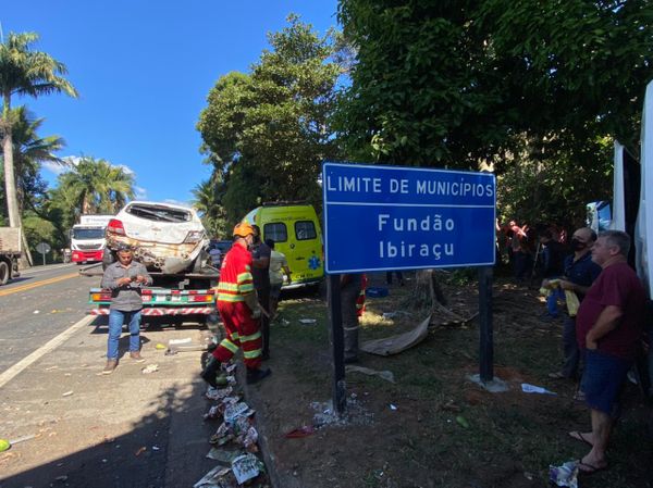 Acidente no limite entre os municípios de Fundão e Ibiraçu envolveu seis veículos por Carol Monteiro | TV Gazeta