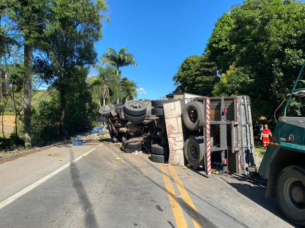 Acidente no limite entre os municípios de Fundão e Ibiraçu envolveu seis veículos por Carol Monteiro | TV Gazeta