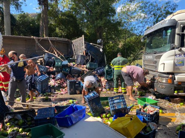 Acidente no limite entre os municípios de Fundão e Ibiraçu envolveu seis veículos por Carol Monteiro | TV Gazeta