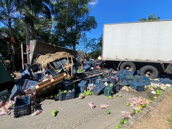 Acidente no limite entre os municípios de Fundão e Ibiraçu envolveu seis veículos por Carol Monteiro | TV Gazeta