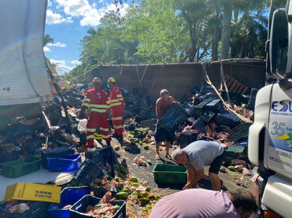 Acidente no limite entre os municípios de Fundão e Ibiraçu envolveu seis veículos por Carol Monteiro | TV Gazeta