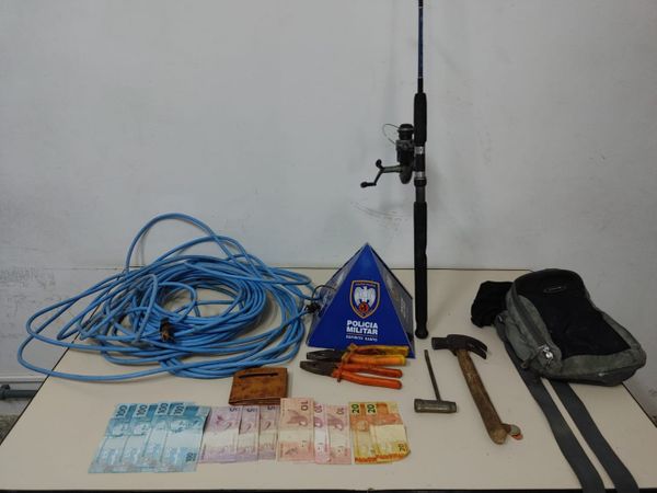 Alicates, cabos elétricos, dinheiro, martelo e vara de pescar foram apreendidos com os suspeitos nesta terça-feira (29), em Colatina