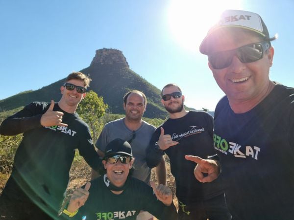 Almir Poltronieri junto dos quatro pilotos que foram com ele para a expedição no Tocantins