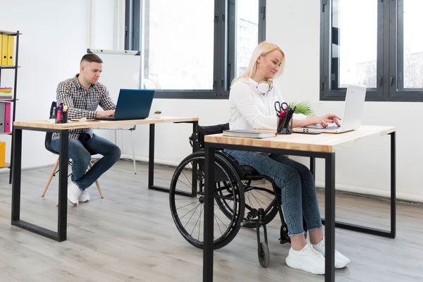 Cadeirante durante o trabalho, PCD, cadeira de rodas