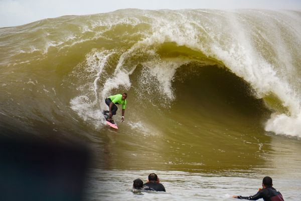 O surfista Lucas Medeiros em uma onda Avalanche, no litoral do ES