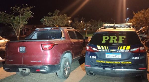 PRF recupera carro roubado após flagrar ultrapassagem em local proibido na BR 262