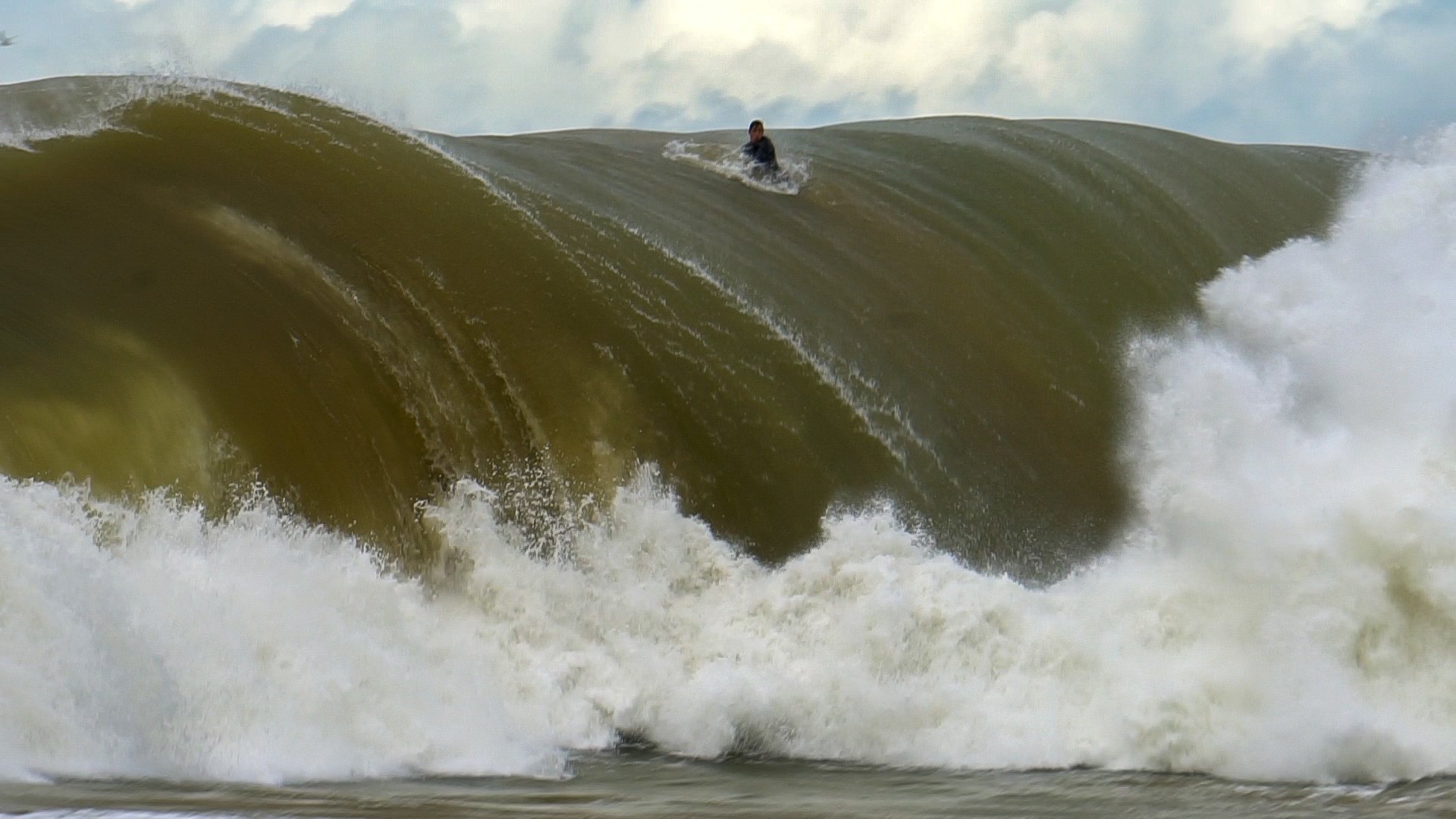 Surfista Marcelo Trekinho na crista da onda ajudar a ter ideia da dimensão dela