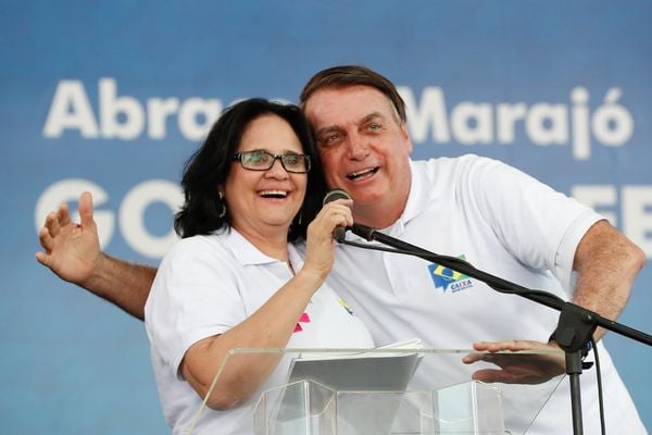 A ministra Damares Alves e o presidente Jair Bolsonaro, em cerimônia no Pará
