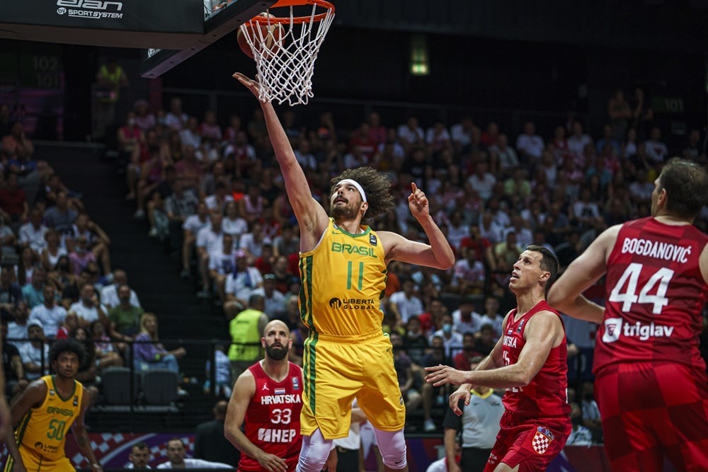 A Gazeta  Com capixaba no elenco, seleção de basquete estreia