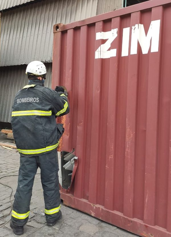 Bombeiros trabalham para retirada do corpo de homem que morreu após queda de placa de granito