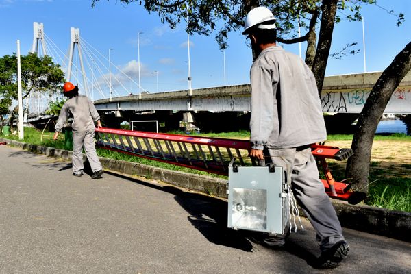 Empresa realiza instalação de fios de alumínio na região da Ponte da Passagem, em Vitória 