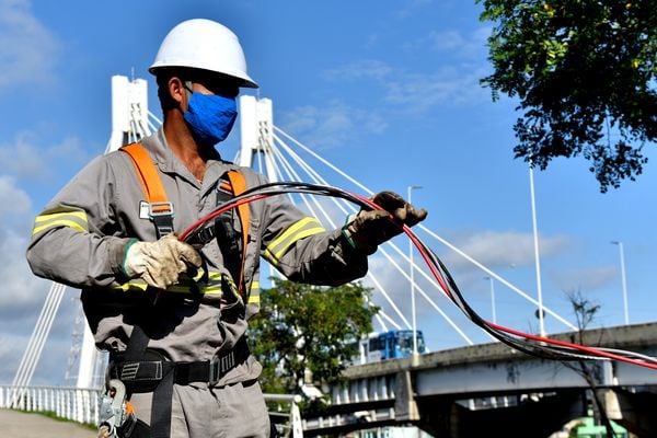 Empresa realiza instalação de fios de alumínio na região da Ponte da Passagem, em Vitória 