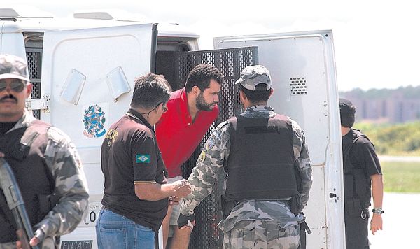 Data: 27/11/2004 - ES - Vitória - Fernando Cabeção - presidiário, sendo transferido para fora do Estado, através do avião da Polícia Federal, no Aerporto de Goiabeiras  - Editoria: Cidades - Foto: Gildo Loyola - GZ