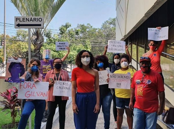 Manifestantes protestaram contra comentários machistas feitos por Gilvan na Câmara