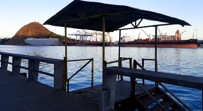 O pequeno deck, com escada, era utilizado pelos antigos catraieiros - condutores de pequenos barcos que faziam a travessia entre Vitória e Vila Velha - para embarque e desembarque