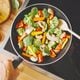 Imagem - Vídeo: nutricionista explica como panelas e air fryer interferem nos nutrientes