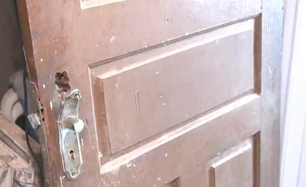 Casal reclama que teve a casa invadida e revirada por policiais militares por engano