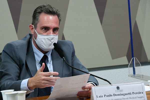 Em destaque, à mesa, representante da empresa Davati Medical Supply, Luiz Paulo Dominguetti Pereira.