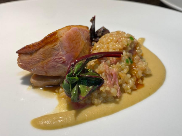 Magret, maçã defumada, mini arroz, do menu de inverno no Quinta dos Manacás