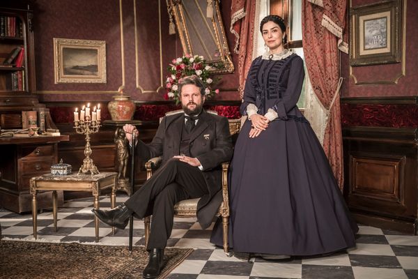 Nos Tempos do Imperador: Dom Pedro II ( Selton Mello ) e Teresa Cristina ( Leticia Sabatella )