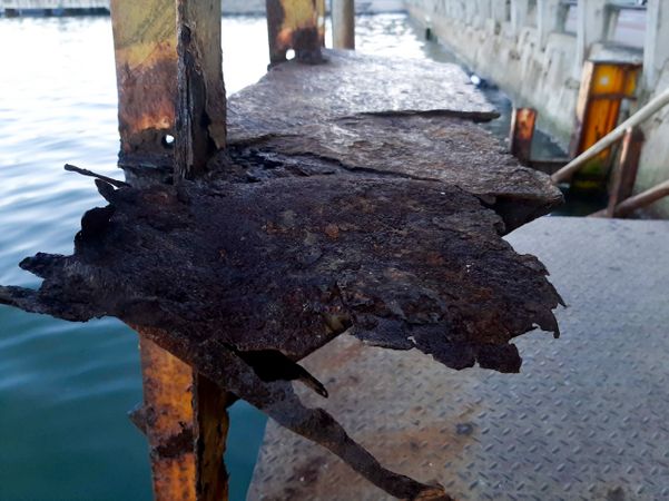 Plataforma que era usada por catraieiros na Beira-Mar está em visível situação de abandono por Fernando Madeira