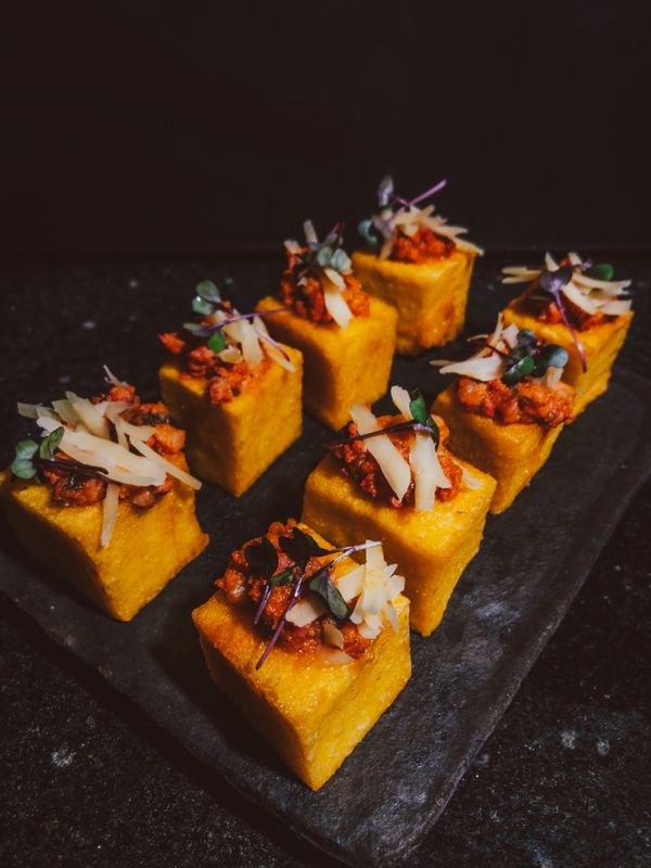 Polenta frita com ragu de linguiça e queijo por Bruno Machado