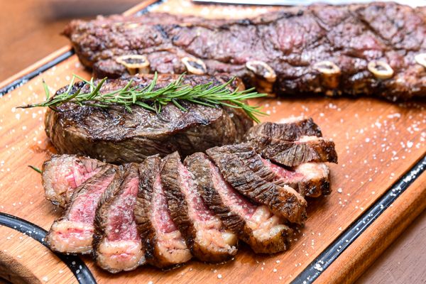 Picanha e assado de tira assados na parrilha por Vitor Jubini