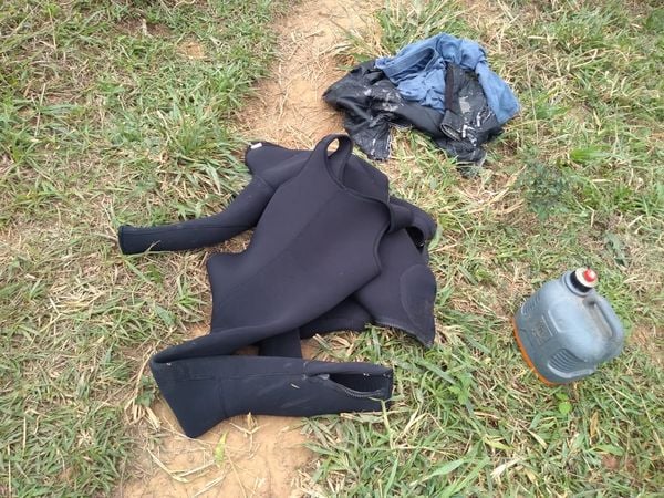 Não tem comprovação que há ouro no local. A autuação foi feita pela Polícia Militar Ambiental na localidade de Santa Maria do Norte, que fica na divisa entre os municípios de Jerônimo Monteiro e Cachoeiro de Itapemirim