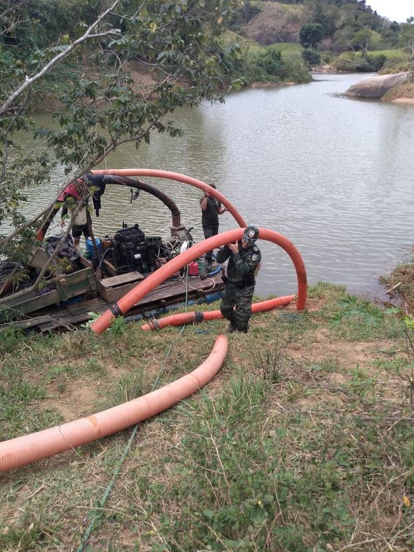 Durante as buscas, os policiais viram uma balsa contendo equipamentos típicos para a utilização em extração mineral por Polícia Militar Ambiental