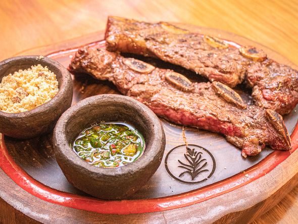 Assado de tira com farofa e molho chimichurri por Taynna Camargo