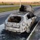 Imagem - Carro pega fogo e fica destruído na Leste-Oeste em Cariacica