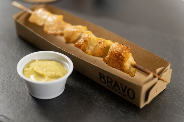 Espetinho de frango e molho de abacate da espeteria Bravo Steak & Beer, em Vitória