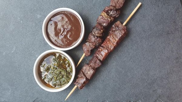 Espetos de carne bovina e molhos barbecue e chimichurri  por Bravo/Divulgação