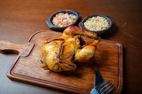 Galeto, farofa e vinagrete do restaurante Brasa Tchê, em Jardim Camburi por Igor Caetano