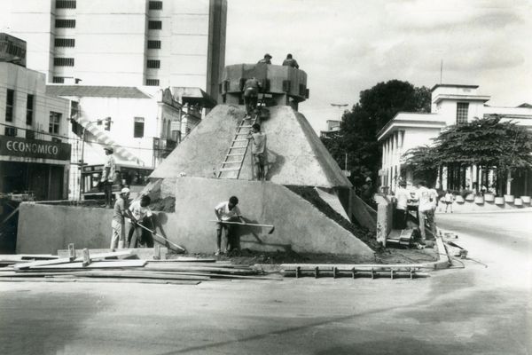 Início da construção da 