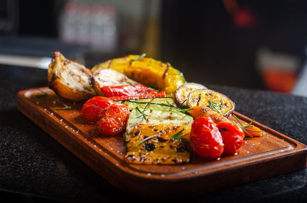 Legumes grelhados na parrilha do restaurante Brasa Tchê, em Jardim Camburi por Igor Caetano