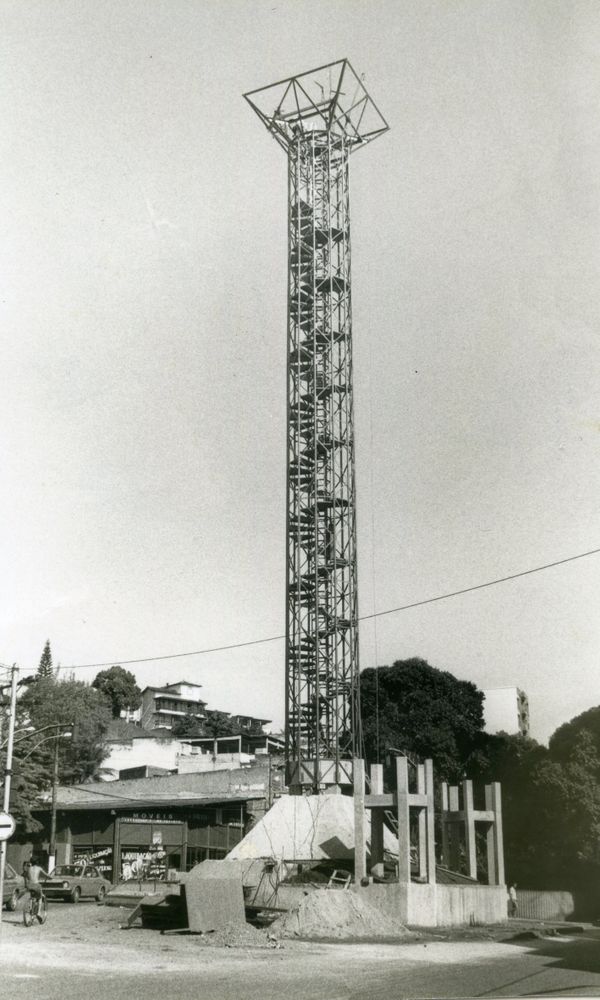 No topo, a torre tinha uma estrutura em forma de pirâmide invertida, em alusão ao Egito por Cedoc | A Gazeta