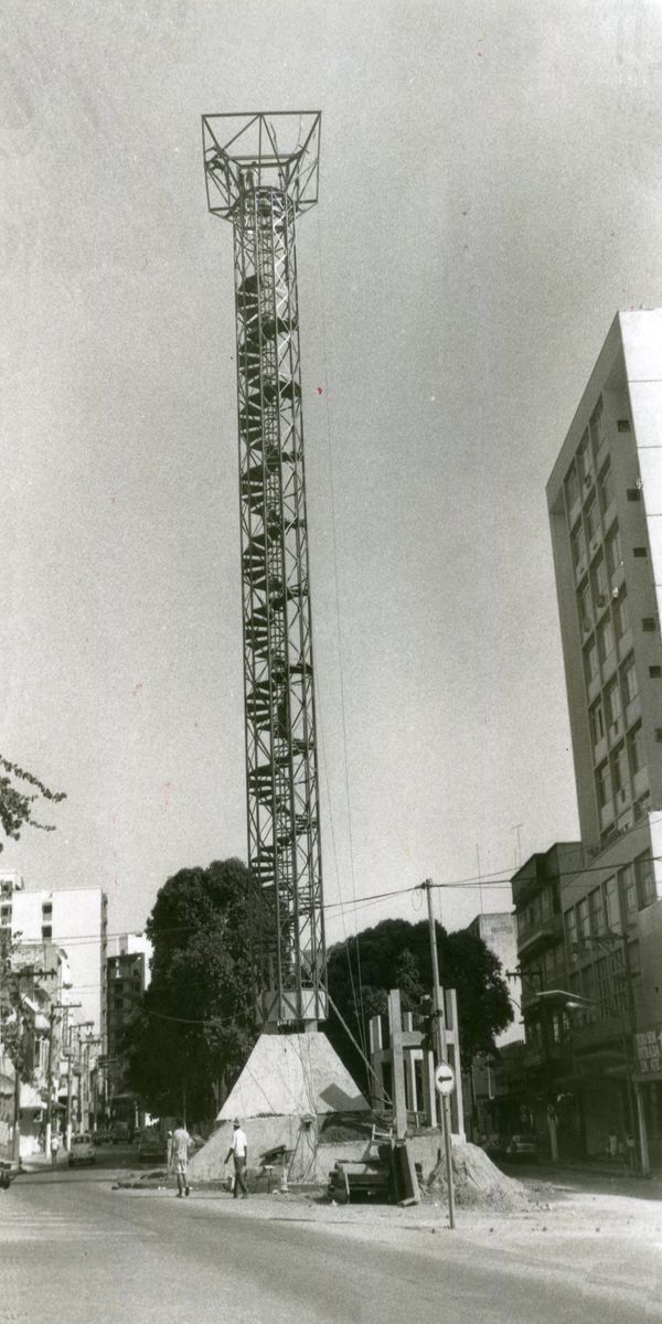 O Monumento ao Divino Espírito Santo tinha 33 metros de altura e ficava no Centro de Cachoeiro de Itapemirim por Cedoc | A Gazeta