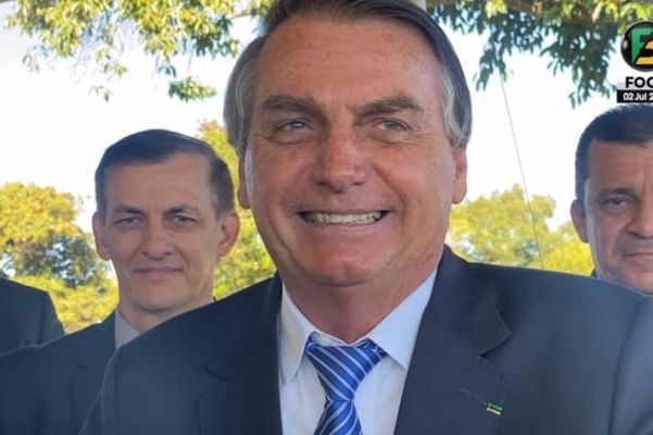 Sorrindo, o presidente Jair Bolsonaro ironiza o governador do Rio Grande do Sul, Eduardo Leite, por declarar publicamente que é gay